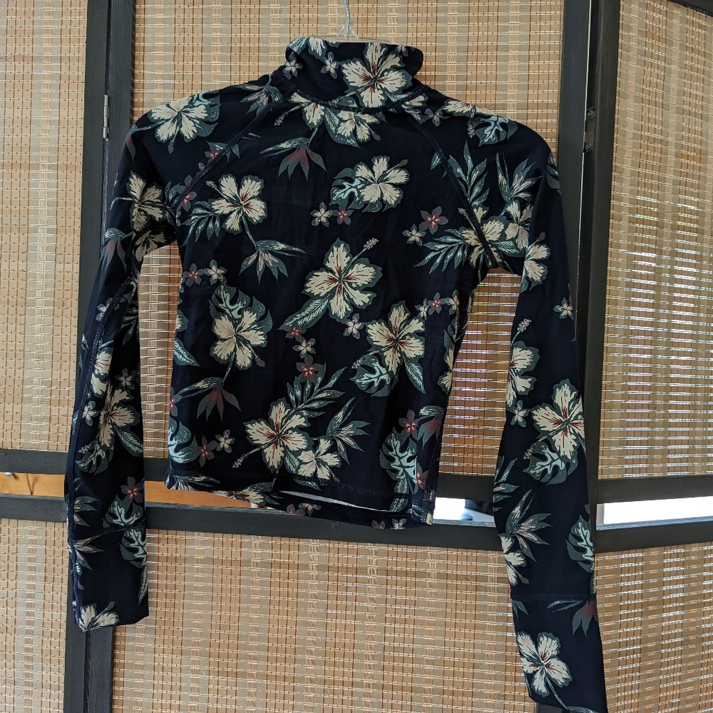 NWOT Vuori Rash Guard